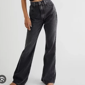 Levis jeans - Säljer domhär jättefina jeansen från Levis då dom inte kommer till användning. Använt dom 1-2 gånger, fläcken ni ser på bilden är nu borta. köpta för över 1200 på Åhléns för ca ett år sen. Pris kan diskuteras, modellen ser ungefär ut som på första bilden 