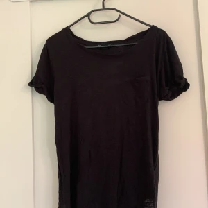 T-shirt  - Svart tunn T-shirt från hm med en liten ficka på bröstet  Passar xs-s