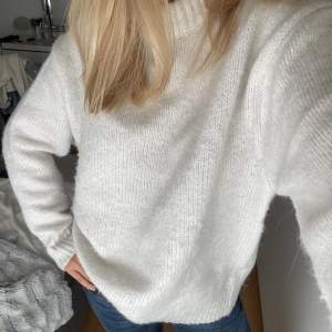 Jättemysig stickad tröja från Zara i storlek S, passar perfekt nu till hösten och vintern! Nyskick, endast använd ett fåtal gånger då jag inte tycker den passar på mig💓