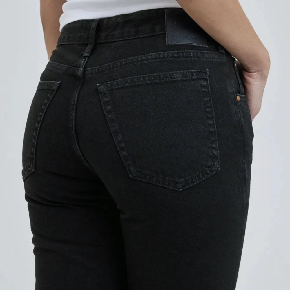 Säljer mina favorit jeans då dom blivit för små, dom är långa i benen och har en så bra passform!! Ny pris 699!! kom med prisförslag. Jeans & Byxor.