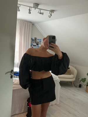 Topp - Super fin svart top, perfekt till en svart kjol eller bara jeans!! Går att ha off shoulder samt över axlarna!!
