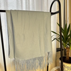 Halsduk (ljusblå) - Superskön halsduk i nyskick med fransar, aldrig blivit använd, nypris 199kr - mitt pris 69kr