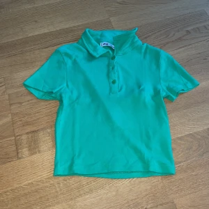 Grön top från newyorker  - Grön top från newyorker i storlek xxs 146 är använd en gång och är för liten 