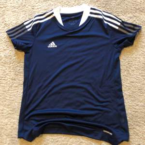 3 stycken adidas tränings t-shirt oanvända.