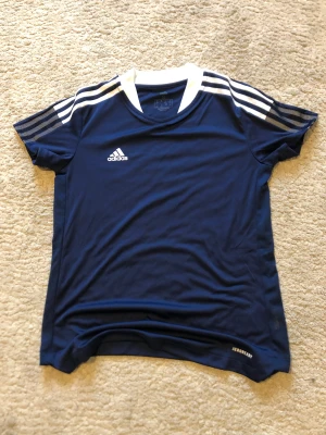 Addidas t-Shirt  - 3 stycken adidas tränings t-shirt oanvända.