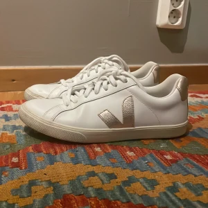 Veja skor - Jätte fina sneakers från Veja nu till hösten🙌 Använda 2-3 gånger och är i jätte bra skick💞Dom passar bra på mig som vanligt vis har 38!! Nypris 1,345kr. Bara att skriva vid frågor💘