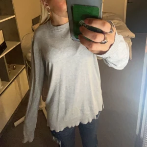 Finstickad tröja - Den är köpt för två år sen oxh har lite noppringar, men annars är den i vödligt bra skick. 