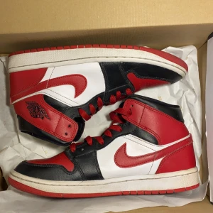 Jordan 1 röd - Säljer pågrund av att jag vill samla pengar till ett par andra skor (hjälper en vän) priset kan diskuteras 