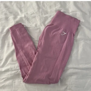 Gymshark träningstights - Rosa träningstights från gymshark, använda ett fåtal gånger och i fint skick. ❤️‍🔥