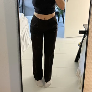 Mörkbruna kostymbyxor  - Bruna kostymbyxor från LXA the label som inte säljs längre. Dom är sparsamt använda och i bra skick💕