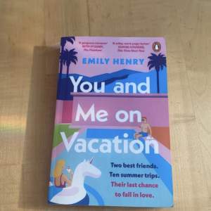 säljer boken you and me on vacation i bra skicka 
