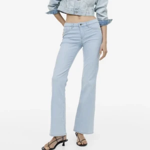 Hm low waist bootcut jeans - Säljer dessa low waist jeans från H&M, Kan skicka bilder privat💕