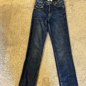 Zara jeans - Säljer dessa snygga jeans från zara med slits! Nyskick andvända ett par få gånger!