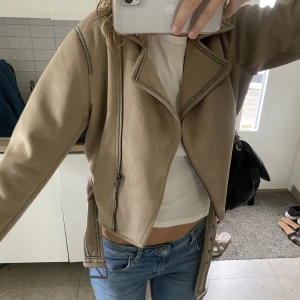 Snygg jacka🤩😇 - Super snygg och cool, snygga detaljer! Knappast använd, som ny!🌸 stolek L men passar mig superbra som är strl S 