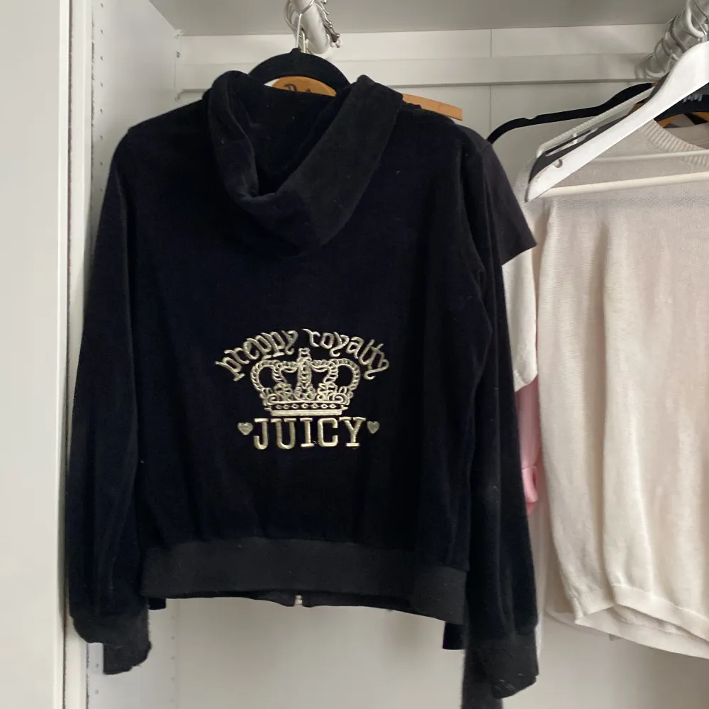 Jätte snygg vintage juciy couture hoodie. Den är i storlek xl men den är mer lik en s i storleken. Skriv gärna om ni har frågor . Tröjor & Koftor.