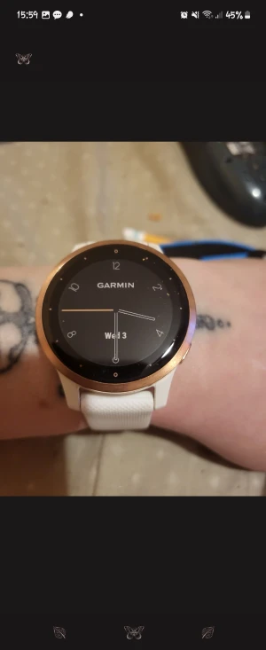 Garmin smartwatch vivoactive 4s - Smartwatch från Garmin. Har även ett metallband i roséguld till den då jag inte tålde originalbandet så den kommer medfölja. Nyskick.