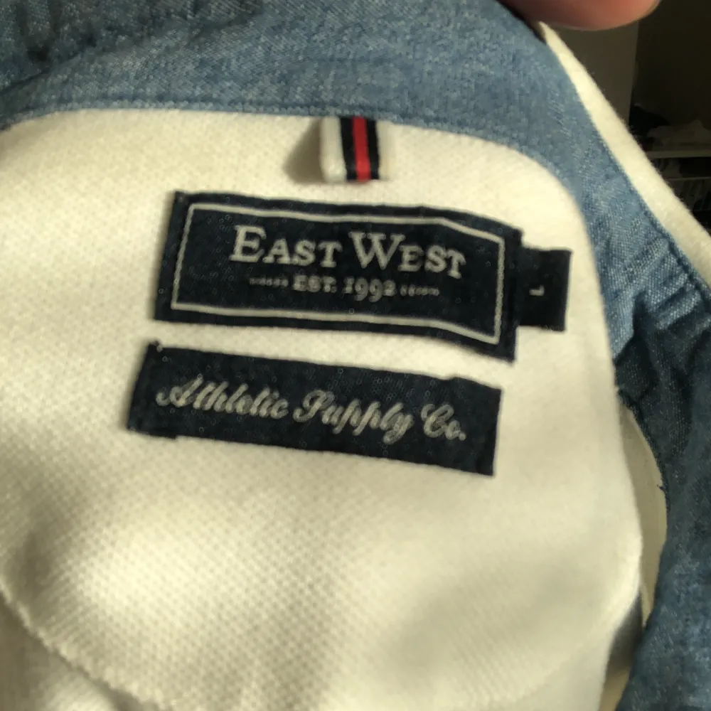 Supersnygg East West polo tröja. Storlek L men jag på bilden är S så kan sitta löst på en mindre storlek och mer passande till en större storlek. Mycket bra skick! Skriv gärna vid frågor 💗. Skjortor.