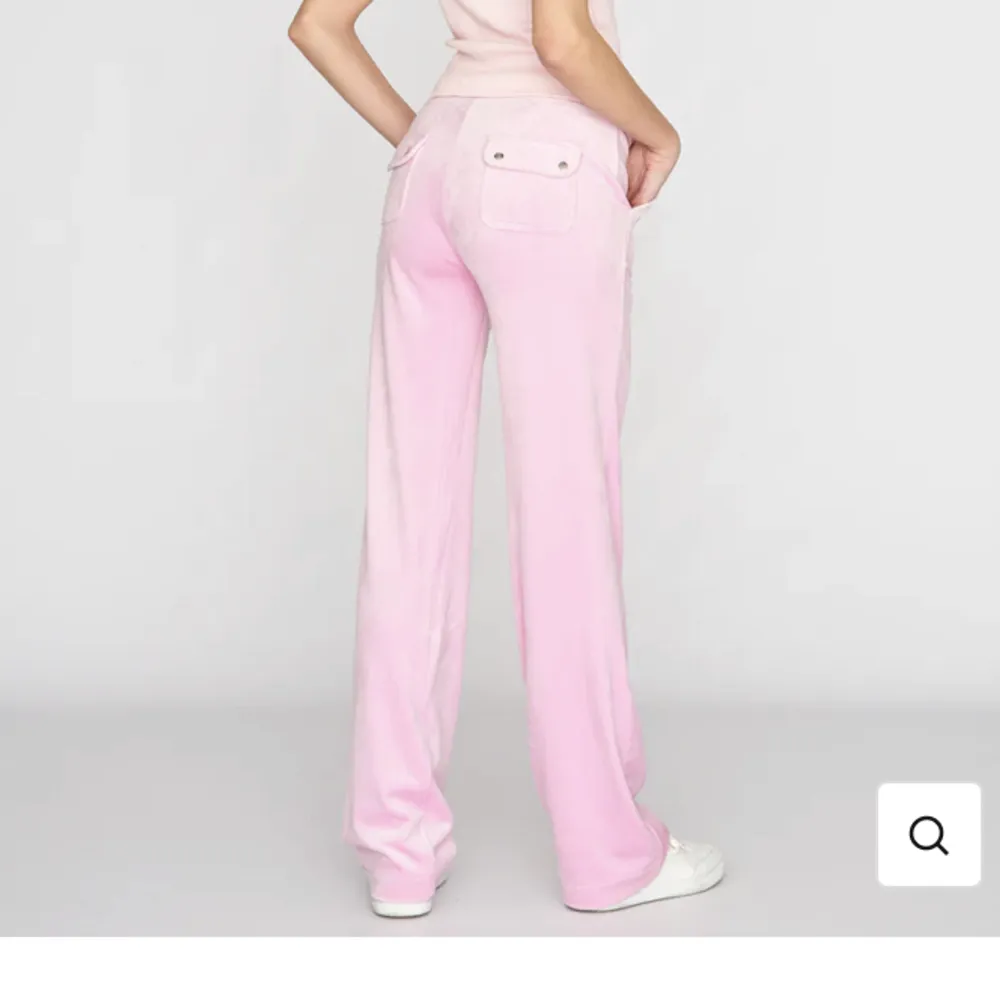 Storlek Small/164, helt oanvända juicy byxor i rosa (testade en gång) säljer dem för 800 kr köpta för 1200 pris kan diskuteras, ni står själva för frakten🥰. Jeans & Byxor.