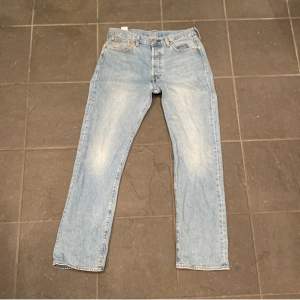 501’ Levis jeans  Bra skick, använda, storlek 33/32 Liten fläck på lår men syns knappt