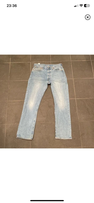Levis 501 jeans - 501’ Levis jeans  Bra skick, använda, storlek 33/32 Liten fläck på lår men syns knappt