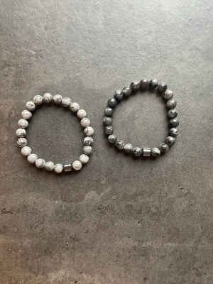 Trendiga armband - Snygga pärlarmband som passar till allt. Har du några frågor är det bara att skriva ett meddelande.  1 för 70 kr styck 2 för 60 kr styck 3 för 50 kr styck Vid köp av fler kan ännu bättre pris ordnas.