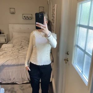 Basic tröja - Basic tröja som passar till allt, lappen kvar så alltså helt oanvänd🙌🏻🙌🏻🙌🏻