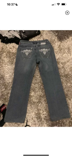 skit snygga byxor  - köpte dom på plick men ska sälja dom nu. dom sitter dö snyggt på och köpte dom för typ 350kr