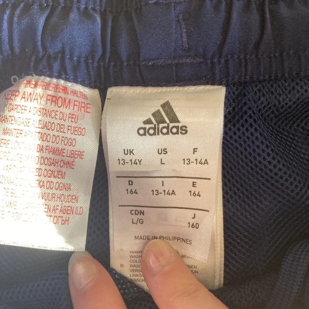 Säljer dessa ursnygga adidas byxor!🥂😻 då de är för korta på mig som är ca 174cm. Använd köp nu för fri frakt!🫶. Jeans & Byxor.