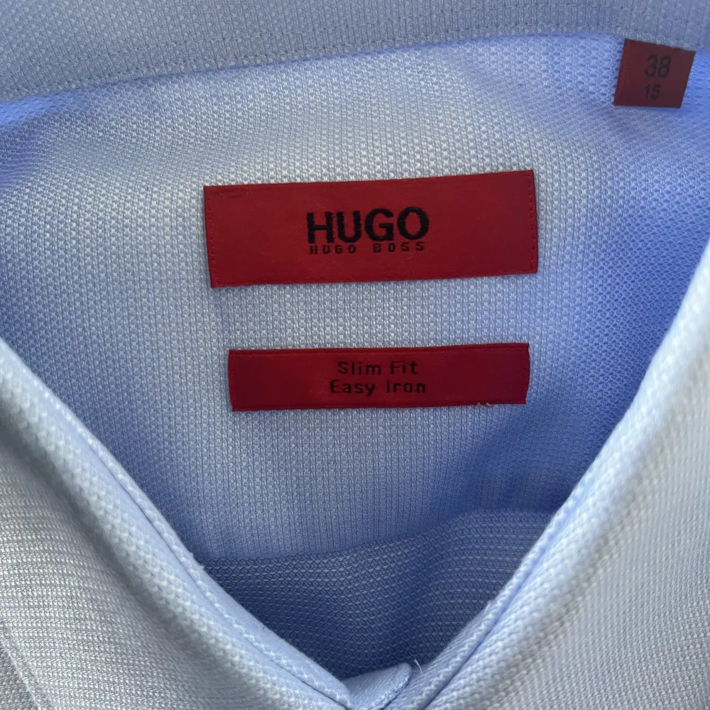 Äkta Hugo boss skjorta i storlek S. Den är i mycket fint skick helt utan skador och defekter . Skjortor.