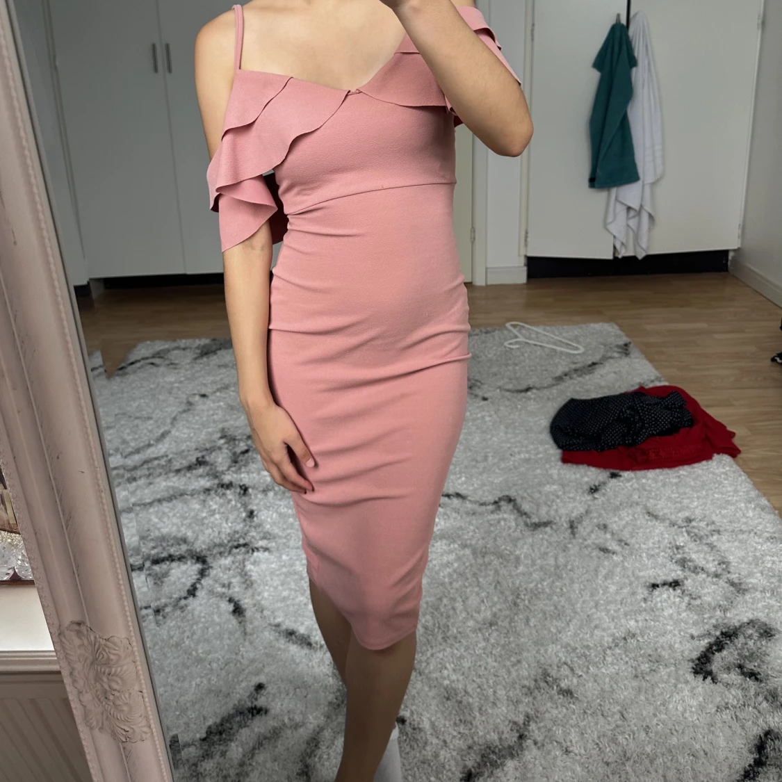 Klänning med volanger