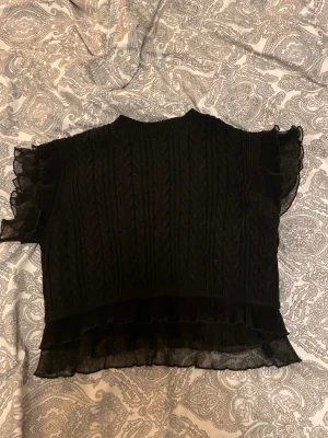 Zara topp - Jättefin stickad topp från zara som tyvär inte kommer till använding mer. Den är är bara använd några gånger. Perfekt till hösten!💕