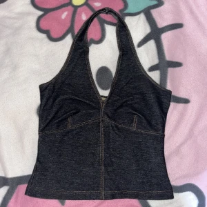 Halterneck jeanstopp - Jättefin stretchig halternecktopp. Jeans print men bomullstyg. För liten 🥲