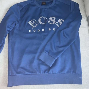 Huggo boss tröja - Hej! Säljar huggo boss tröja , Storlek M vill ha 550 kr och inte mindre för dem var köpt för 6 månadet sen , men tyvärr inget kvitto kvar
