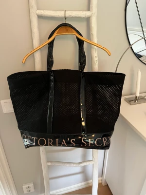 Victoria’s Secret väska  - Badväska från Victoria’s Secret använd några gånger i år, inte mycket med tanke på vädret🤣