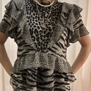 Djurmönstrad blus  - Säljer denna snygga djurmönstrade blusen ifrån Michael kors. Jättebra skick. Storlek S. Säljer för 275 kronor.💖💞💗