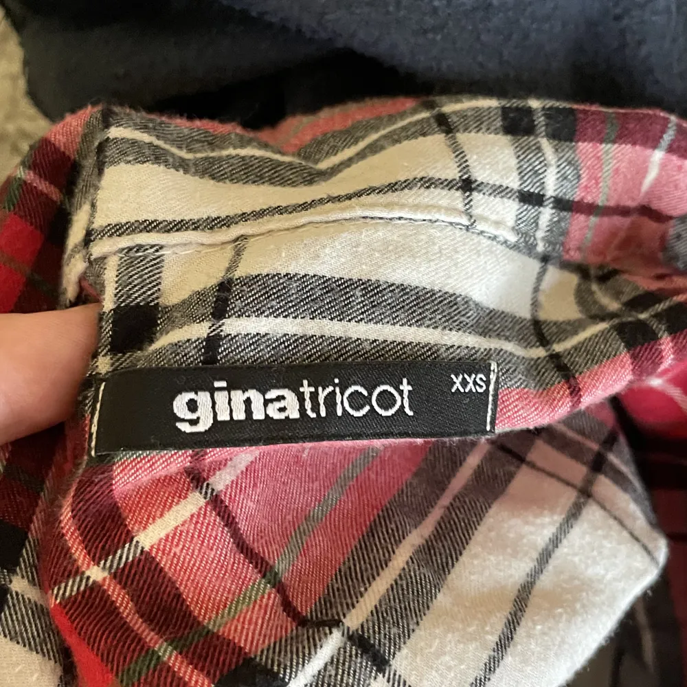 En så söt pyjamas topp jag köpt på ginatricot men aldrig används då den var för liten,  Tryck på köp nu eller kontakta mig vid frågor eller om sammfrakt ! 💗. Blusar.