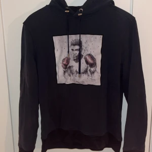 Limitato hoodie - En sällsynt Limitato hoodie i mycket fint skick Köptes på United Fashion för 3 år sedan när den släpptes och har användts extremt sparsamt Skick 9/10  Nypris 2400: Mitt pris 1499 Stl L men passar M