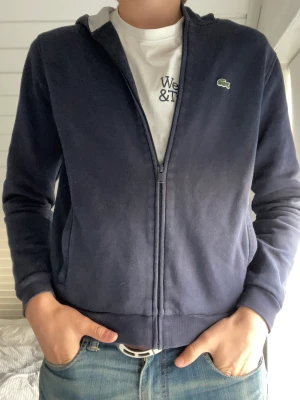 Lacoste zip hoodie - Snygg Lacoste zip hoodie, skick 8/10, jag är 180 cm