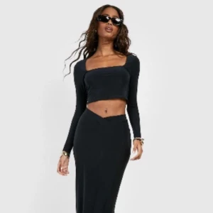 Set med långkjol & topp - 💓Ett set med långkjol & långärmad topp.   💓Från BOOHOO 💓Storlek 40, passar dig som har S-M  💓Bilder från boohoo’s hemsida 💓Kan skickas, köpare betalar frakt