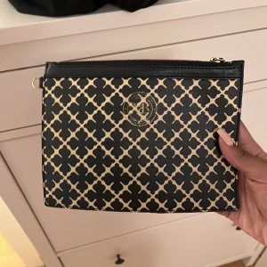 malene birger clutch - aldrig använd, denna är mini versionen   mått16-23