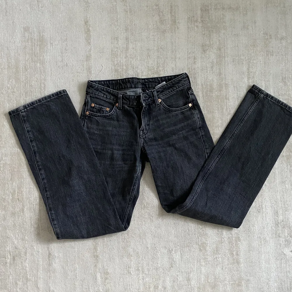 Fina gråa/svarta jeans från Weekday i modellen arrow low. Köpta här på Plick men är i mycket bra skick. Säljer pga inte använder så mycket❤️❤️. Jeans & Byxor.