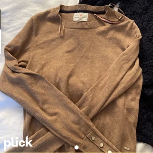 Träningströja - Träningströja i väldigt bra skick som knappt är använd, skönt material och väldigt fin färg😊 vid ytterligare frågor är det bara att höra av sig🫶🏻