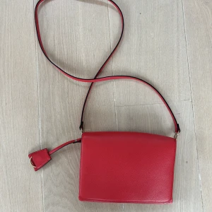 H&M axelremsväska  - Röd axelremsväska❤️ Nypris: 199 kr
