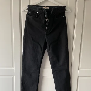 Svarta jeans HM, strl 36 - Knappgylf, fint skick