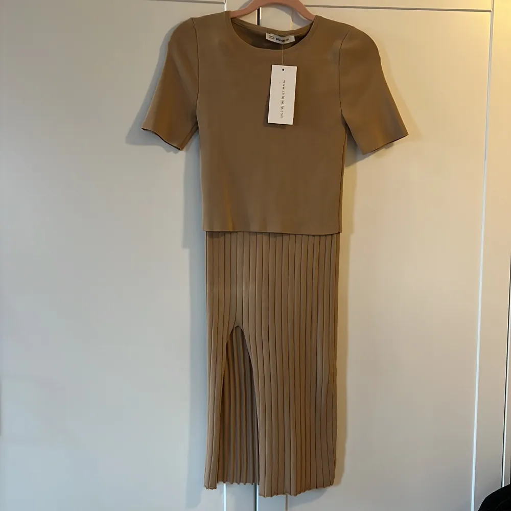 Beige stickat set ifrån Chiquelle. Oanvända med prislapp på. One size 🤎. Klänningar.