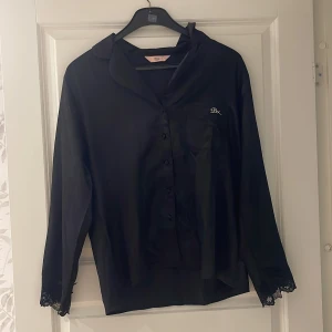Pyjamasskjorta - Aldrig använd, mycket bra skick. Hittar ingen storlek men skulle uppskatta en M-L