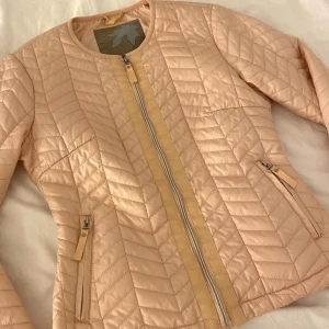 Jacka - Jackan är några år gammal. Den har en lite större defekt som syns på sista bilden, möjligtvis att det går att fixa, men ingenting jag vill försöka. Jackan ser mycket mer gul ut på bilden än vad den är i verkligheten. Skriv privat för bättre bilder. 