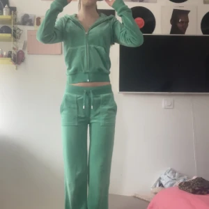 Juicy set - säljer mitt gröna juicyset som jag fick för lite mer en ett år sedan. Jag har använt byxorna rätt så mycket, medans skicket på tröjan är väldigt bra. Fåtal defekter på byxorna. Säljer hela för 1000kr, pris kan diskuteras. Är 174 cm o byxorna e perfekta.