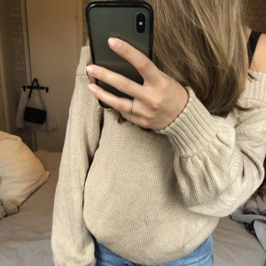 Stickad off-shoulder tröja - Jättefin off-shoulder stickad tröja från Gina Tricot, använd ett fåtal gånger men är som ny förutom att lappen i nacken saknas. Säljer eftersom den inte kommer till användning🤍