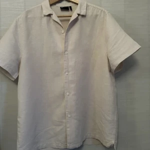 Kortärmad skjorta från ASOS  - En kortärmad beige skjorta från ASOS i nyskick! Knappt använd⭐️ Skriv privat för fler bilder!